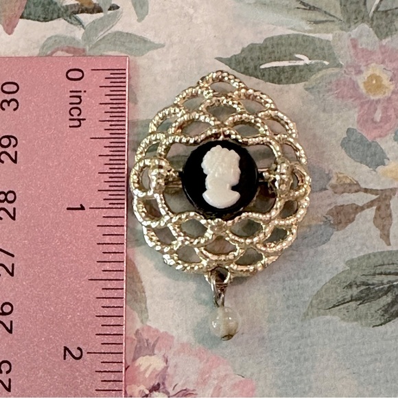 Vintage Black & White Cameo Dangle Brooch Set in Gold Tone Victorian Revival - Picture 5 of 8